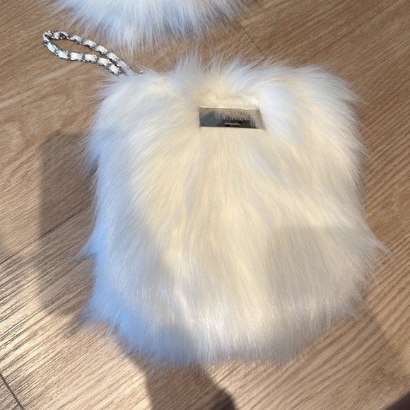 HUDA BEAUTY WHITE FLUFFY CLUTCH AND HAT - Picture 2 of 6